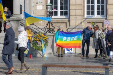 Roermond, Limburg, Hollanda. 6 Mart 2022. Rusya 'nın Ukrayna' ya silahlı saldırısını protesto etmek. Bir grup insan barışçıl bir gösteri yapıyor. Dünya barışı için barış ve dua kavramı