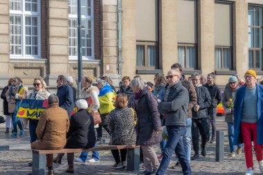 Roermond, Limburg, Hollanda. 6 Mart 2022. Rusya 'nın Ukrayna' ya silahlı saldırısını protesto etmek. Bir grup insan barışçıl bir gösteri yapıyor. Dünya barışı için barış ve dua kavramı