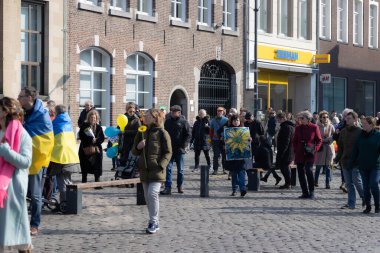 Roermond, Limburg, Hollanda. 6 Mart 2022. Rusya 'nın Ukrayna' ya silahlı saldırısını protesto etmek. Bir grup insan barışçıl bir gösteri yapıyor. Dünya barışı için barış ve dua kavramı
