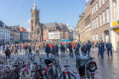 Roermond, Limburg, Hollanda. 6 Mart 2022. Rusya 'nın Ukrayna' ya silahlı saldırısını protesto etmek. Bir grup insan barışçıl bir gösteri yapıyor. Dünya barışı için barış ve dua kavramı