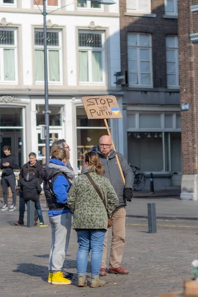 荷兰林堡Roermond 2022年3月6日 抗议俄罗斯对乌克兰的武装入侵 一群人在和平示威 和平主义概念和为世界和平祈祷 — 图库照片