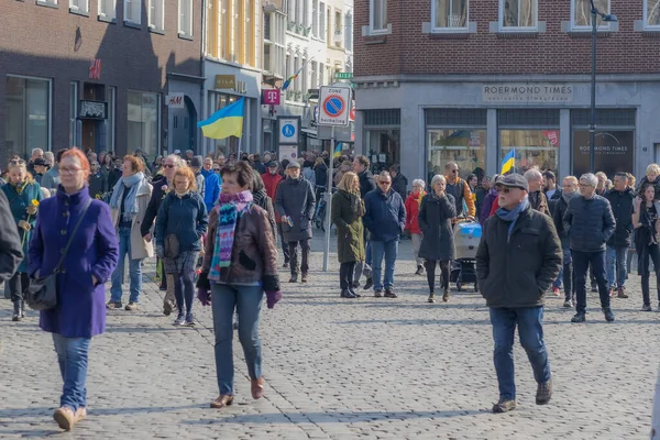 Roermond, Limburg, Hollanda. 6 Mart 2022. Rusya 'nın Ukrayna' ya silahlı saldırısını protesto etmek. Bir grup insan barışçıl bir gösteri yapıyor. Dünya barışı için barış ve dua kavramı