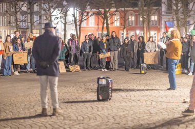 Maastricht, Güney Limburg, Hollanda. 8 Mart 2022, Uluslararası Kadınlar Günü. Konuşmalar, gösteri ve kadın istismarına karşı yürüyüş, cinsiyet şiddeti ve Vrijthof 'taki kadın hakları için