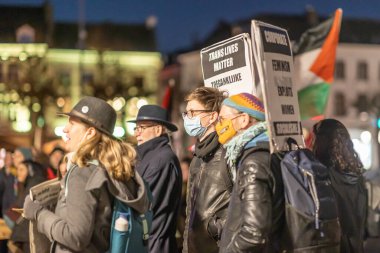 Maastricht, Güney Limburg, Hollanda. 8 Mart 2022, Uluslararası Kadınlar Günü. Konuşmalar, gösteri ve kadın istismarına karşı yürüyüş, cinsiyet şiddeti ve Vrijthof 'taki kadın hakları için