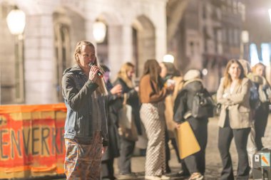 Maastricht, Güney Limburg, Hollanda. 8 Mart 2022, Uluslararası Kadınlar Günü. Konuşmalar, gösteri ve kadın istismarına karşı yürüyüş, cinsiyet şiddeti ve Vrijthof 'taki kadın hakları için