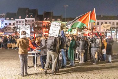 Maastricht, Güney Limburg, Hollanda. 8 Mart 2022, Uluslararası Kadınlar Günü. Konuşmalar, gösteri ve kadın istismarına karşı yürüyüş, cinsiyet şiddeti ve Vrijthof 'taki kadın hakları için