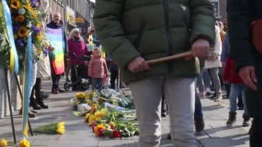 Roermond, Limburg, Hollanda. 6 Mart 2022. Tanrı 'ya şükür! Leonard Cohen 'in şarkısı Ukrayna' nın Rus işgaline karşı barışçıl bir protesto. Dünyada barış için pasifizm kavramı