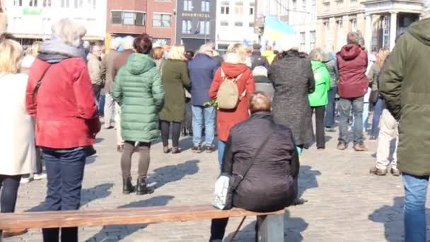荷兰林堡Roermond 2022年3月6日 抗议俄罗斯对乌克兰的武装入侵 一群人和平抗议 和平主义概念和为世界和平祈祷 — 图库视频影像