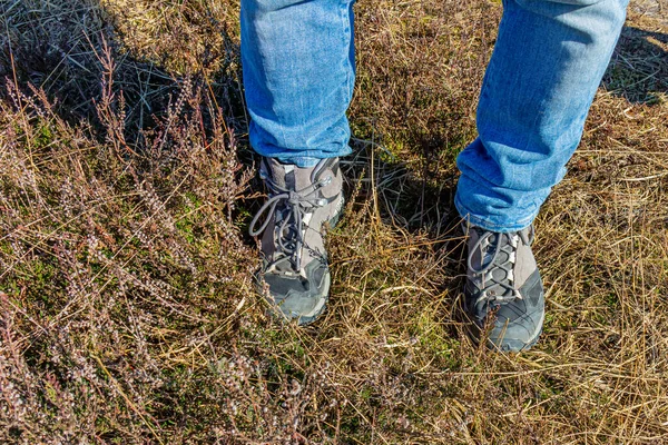 Picioare Masculine Blugi Albastri Gri Cizme Drumeții Negre Picioare Iarbă — Fotografie, imagine de stoc