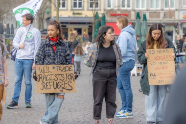 Maastricht, Güney Limburg, Hollanda. 13 Mart 2022. Protesto: Konseyde ırkçılık, faşizm yok. Irkçılık platformunu durdurun. Barış içinde gösteri, yürüyüş ve konuşmalar.