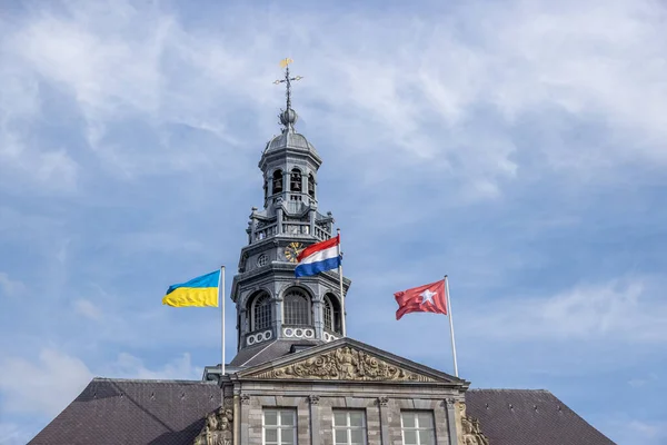 Edificio Del Ayuntamiento Las Banderas Ucrania Holandés Maastricht Ondeando Torre — Foto de Stock