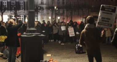 Maastricht, Güney Limburg, Hollanda. 8 Mart 2022, Uluslararası Kadınlar Günü. Konuşmalar, gösteri ve kadın istismarına karşı yürüyüş, cinsiyet şiddeti ve Vrijthof 'taki kadın hakları için