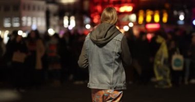Maastricht, Güney Limburg, Hollanda. 8 Mart 2022, Uluslararası Kadınlar Günü. Konuşmalar, gösteri ve kadın istismarına karşı yürüyüş, cinsiyet şiddeti ve Vrijthof 'taki kadın hakları için