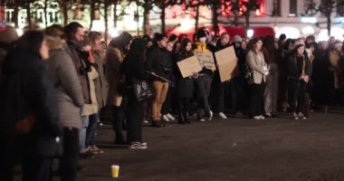 Maastricht, Güney Limburg, Hollanda. 8 Mart 2022, Uluslararası Kadınlar Günü. Konuşmalar, gösteri ve kadın istismarına karşı yürüyüş, cinsiyet şiddeti ve Vrijthof 'taki kadın hakları için