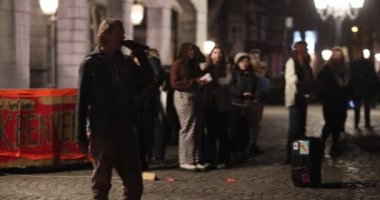 Maastricht, Güney Limburg, Hollanda. 8 Mart 2022, Uluslararası Kadınlar Günü. Konuşmalar, gösteri ve kadın istismarına karşı yürüyüş, cinsiyet şiddeti ve Vrijthof 'taki kadın hakları için