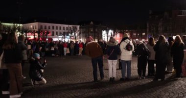 Maastricht, Güney Limburg, Hollanda. 8 Mart 2022, Uluslararası Kadınlar Günü. Konuşmalar, gösteri ve kadın istismarına karşı yürüyüş, cinsiyet şiddeti ve Vrijthof 'taki kadın hakları için
