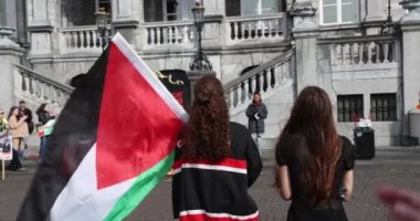 Maastricht, Güney Limburg, Hollanda. 13 Mart 2022. Protesto: Konseyde ırkçılık, faşizm yok. Irkçılık platformunu durdurun. Barışçıl bir harekette gösteri, yürüyüş ve konuşmalar. Filistin bayrağı