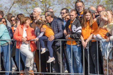 Maastricht, Güney Limburg, Hollanda. 27 Nisan 2022. Hollanda 'da Krallar Günü kutlaması. Mutlu insanlar şehirde kutlama yapıyor ve eğleniyor. Güneşli bahar günü. Portakal festivali geleneği