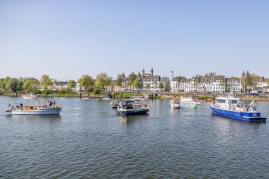 Maastricht, Güney Limburg, Hollanda. 27 Nisan 2022. Hollanda 'da Krallar Günü kutlaması, tekneler ve mutlu insanlar kutlama ve eğlenme, güneşli bahar günü. Portakal festivali geleneği