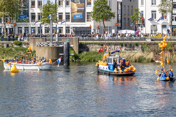 Maastricht, Güney Limburg, Hollanda. 27 Nisan 2022. Hollanda 'da Krallar Günü kutlaması, tekneler ve mutlu insanlar kutlama ve eğlenme, güneşli bahar günü. Portakal festivali geleneği