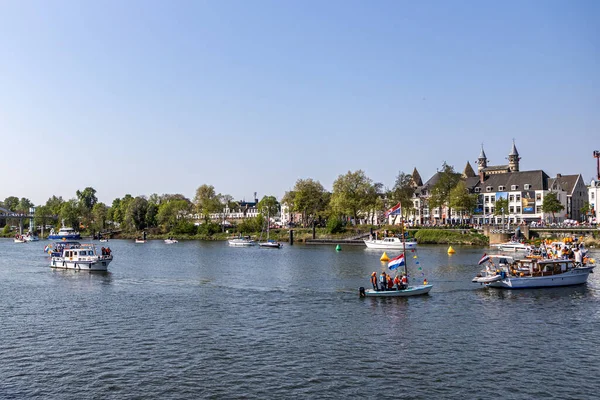 Maastricht, Güney Limburg, Hollanda. 27 Nisan 2022. Hollanda 'da Krallar Günü kutlaması, tekneler ve mutlu insanlar kutlama ve eğlenme, güneşli bahar günü. Portakal festivali geleneği