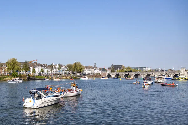 Maastricht, Güney Limburg, Hollanda. 27 Nisan 2022. Hollanda 'da Krallar Günü kutlaması, tekneler ve mutlu insanlar kutlama ve eğlenme, güneşli bahar günü. Portakal festivali geleneği