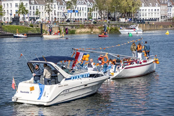 Maastricht, Güney Limburg, Hollanda. 27 Nisan 2022. Hollanda 'da Krallar Günü kutlaması, tekneler ve mutlu insanlar kutlama ve eğlenme, güneşli bahar günü. Portakal festivali geleneği