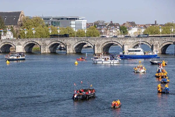 Maastricht, Güney Limburg, Hollanda. 27 Nisan 2022. Hollanda 'da Krallar Günü kutlaması, tekneler ve mutlu insanlar kutlama ve eğlenme, güneşli bahar günü. Portakal festivali geleneği