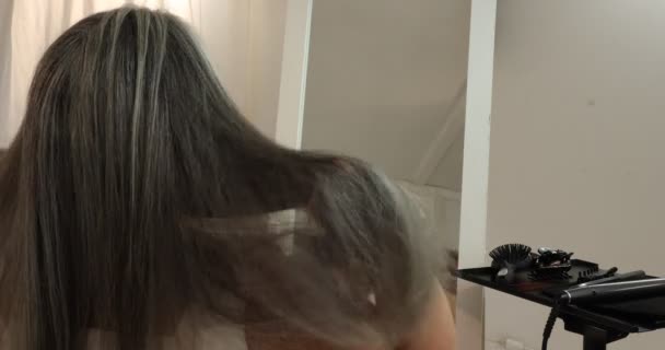 Dojrzała Kobieta Patrząc Prostowanie Jej Siwych Czarnych Włosów Wyprostowała Się — Wideo stockowe