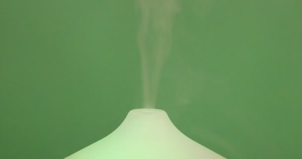 냄새나는 가습기의 상단을 클로즈업하는 스튜디오 배경에 바꾸는 램프와 냄새나는 안개를 — 비디오