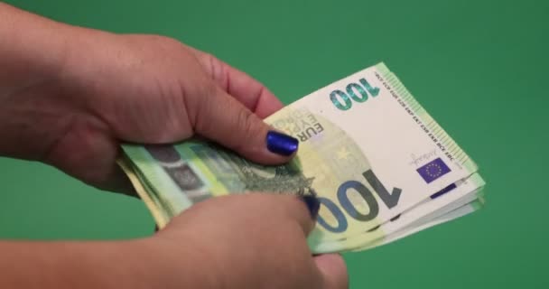 Dospělé Ženské Ruce Drží Počítají 100 200 Eurobankovek Zeleném Pozadí — Stock video