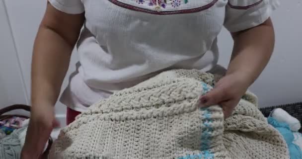 Взрослая Женщина Проверяет Законченное Вязаное Одеяло Бежевой Хлопчатобумажной Пряжи Переплетенные — стоковое видео