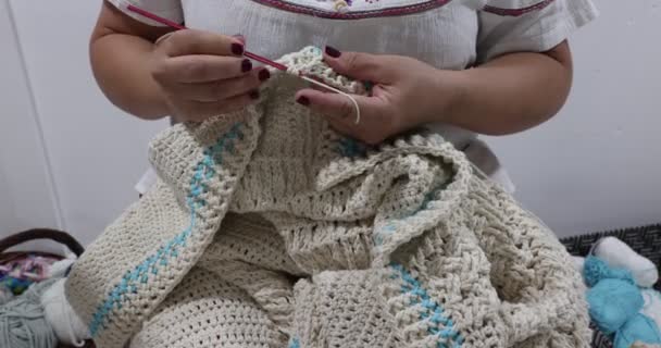 Старші Дорослі Жіночі Руки Яжуть Ковдру Бежевій Бавовняній Пряжі Край — стокове відео