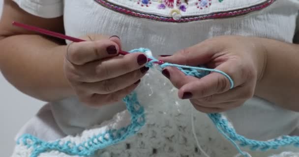 Senior Female Hands Knitting Edge Stretchy Pattern Blue Cotton Yarn — Vídeos de Stock