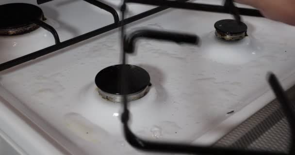 Close Cleaning Domestic Gas Stove Removing Black Grills Spraying Detergent — Vídeo de Stock