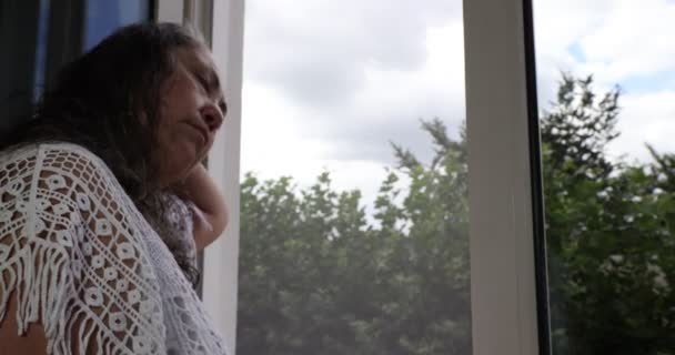 Зрелая Женщина Дотрагивается Мокрых Волос Смотрит Окно Дышит Свежим Воздухом — стоковое видео