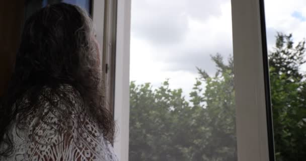 Зрелая Женщина Глядя Окно Подышая Свежим Воздухом Облачное Утро Просто — стоковое видео