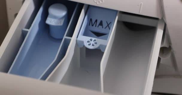 Çamaşır Makinesinin Beyaz Plastik Bölmesine Sıvı Deterjan Kumaş Yumuşatıcısı Koyan — Stok video
