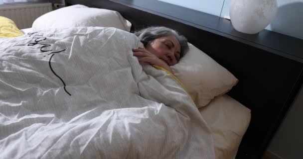 Mujer Madura Durmiendo Tranquilamente Sin Querer Despertar Para Seguir Soñando — Vídeo de stock