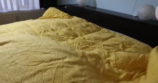Empregada Adulta Fazendo Cama Colocando Cobertor Amarelo Endireitando Com Mãos — Vídeo de Stock