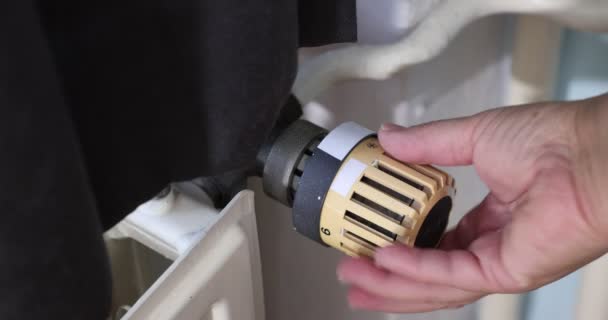 Termostato Antigo Radiador Com Mãos Femininas Girando Válvula Temperatura Ajuste — Vídeo de Stock