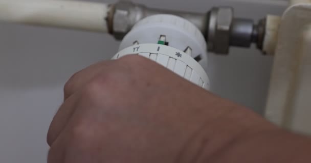 Samičí Ruce Otáčejí Teplotní Ventil Ručně Nastavují Termostat Chladiči Jeho — Stock video