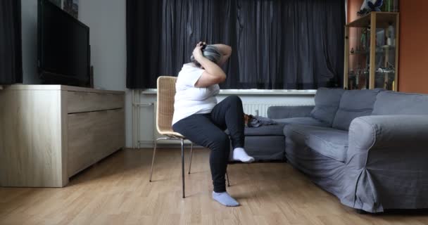 Ανώτερη Γυναίκα Που Ασκεί Την Κοιλιά Της Κάθεται Μια Καρέκλα — Αρχείο Βίντεο