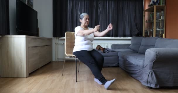 Donna Anziana Che Estende Rafforzando Gambe Braccia Seduta Una Sedia — Video Stock