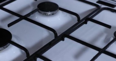 Yetişkin kadın elleri, badem unu, mozarella peyniri, yumurta, krem peynir ve kabartma tozuyla yapılmış taze pişmiş düşük karbonhidratlı keto simidi ile kabartma örtüsü yerleştiriyor. Sağlıklı ev yapımı gıda konsepti