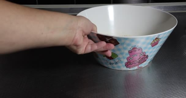 Взрослые Женские Руки Размещают Ингредиенты Приготовления Низкоуглеродных Кетогенных Бубликов Миндальной — стоковое видео