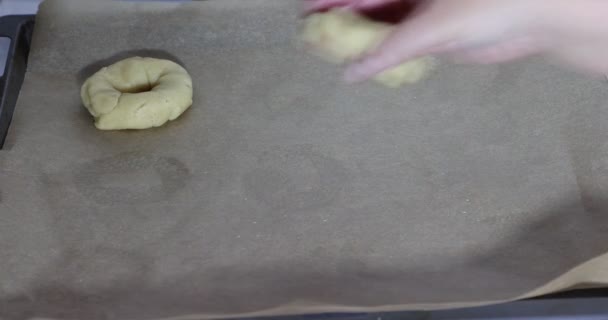 Vuxna Kvinnliga Händer Placera Låg Carb Keto Bagels Vax Papper — Stockvideo