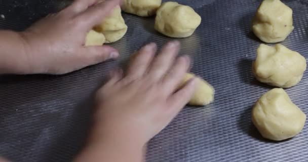 成年女性的手揉搓和塑造一个低碳水化合物酮百吉饼 由杏仁粉 莫扎拉奶酪 奶油奶酪和烘焙粉制成 健康家庭食品概念 — 图库视频影像