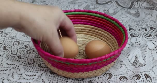 Manos Femeninas Adultas Poniendo Seis Huevos Pollo Marrón Una Canasta — Vídeos de Stock