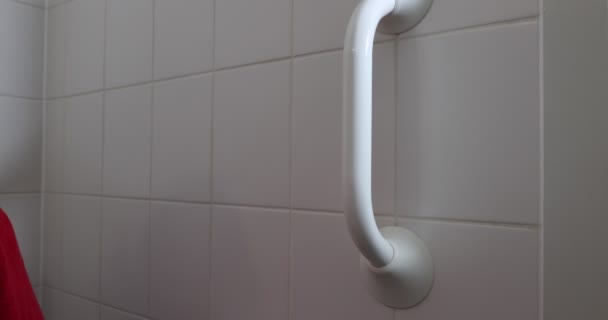 Mani Femminili Adulte Aggrappate Una Barra Sicurezza Accanto Alla Toilette — Video Stock
